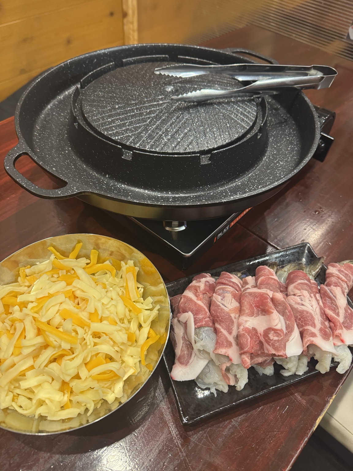 エビの豚バラ巻きとチーズを専用鉄板で楽しむチーズフォンデュ