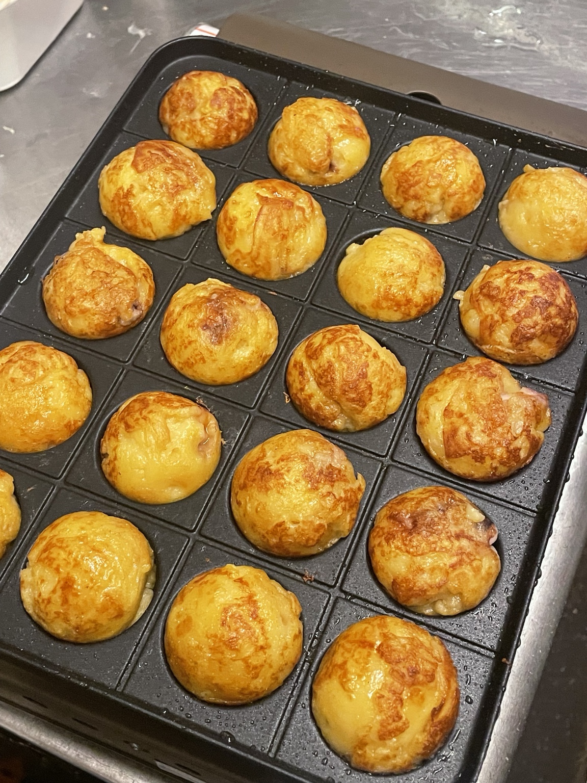 鉄板で香ばしく焼き上がった、えびすヤのたこ焼き